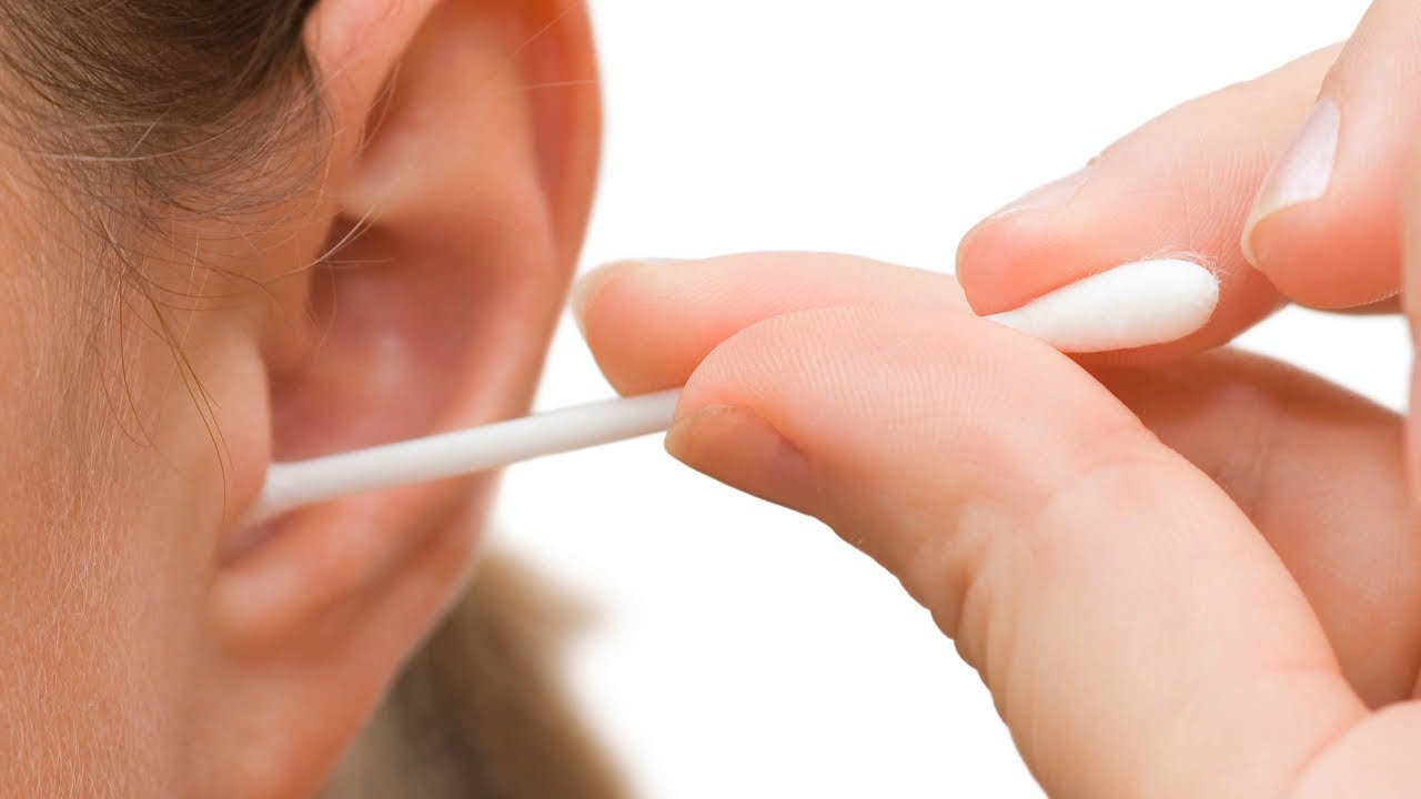 Una mujer sufre una infección en el oído que devoraba su cráneo por usar  bastoncillos de algodón